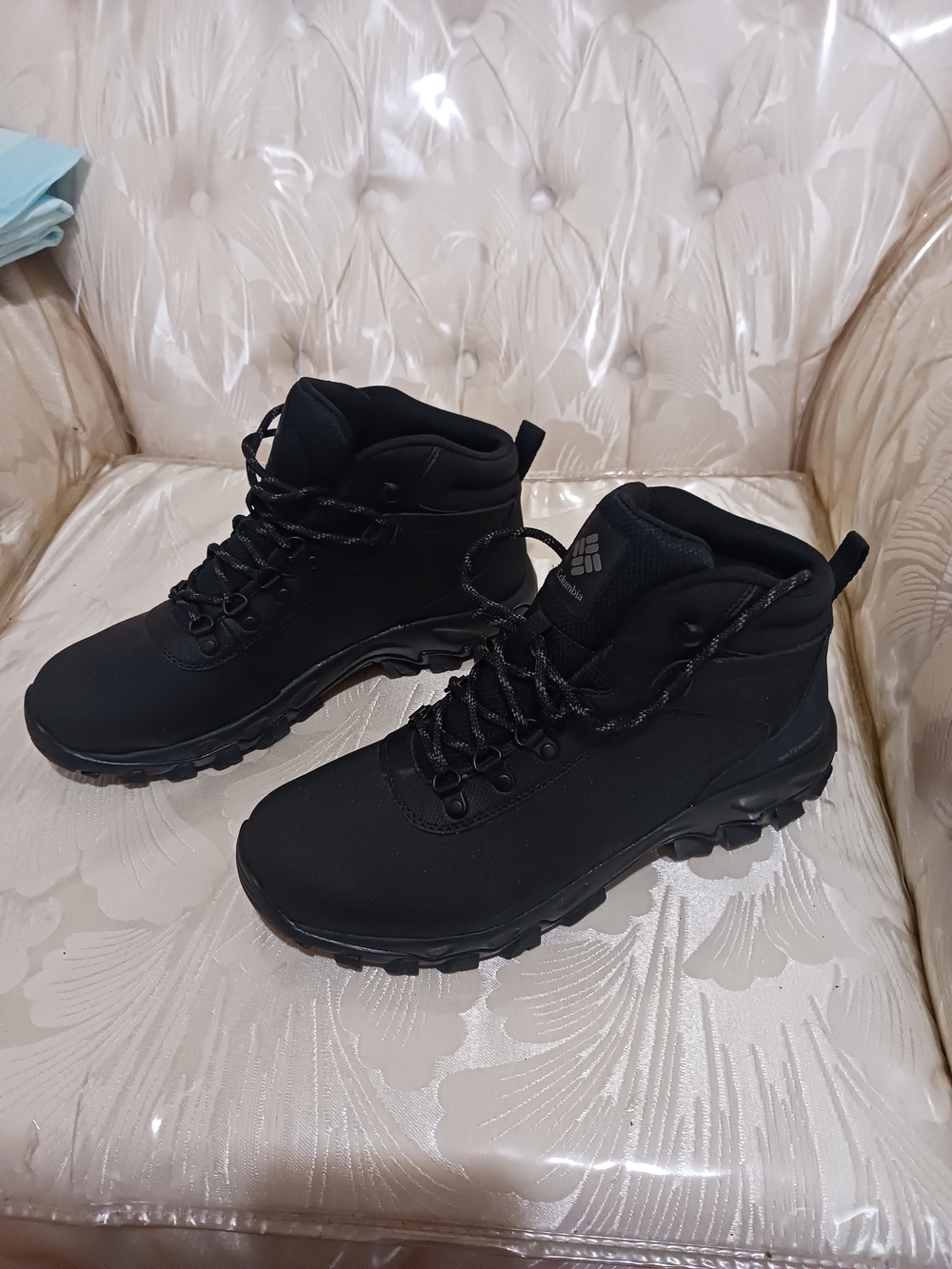Columbia Boys Black Waterproof Hiking Boots - Picture 3 of 6